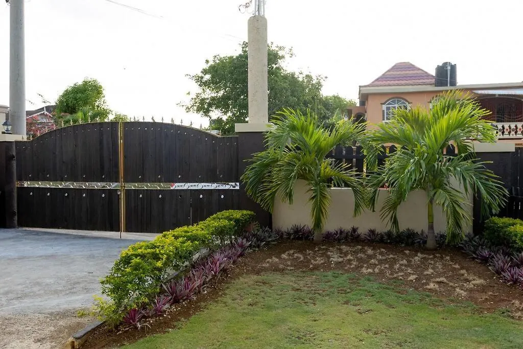 Charming Deluxe 2 Bedroom Home مونتيغو باي 0*,  جامايكا